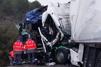 Dva Češi zahynuli při čelní srážce kamionů ve Španělsku - Novinky